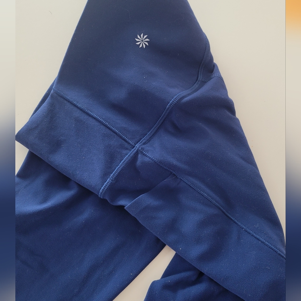 Athleta Stash Pocket 7/8th tights Size Small Tall, Blue.